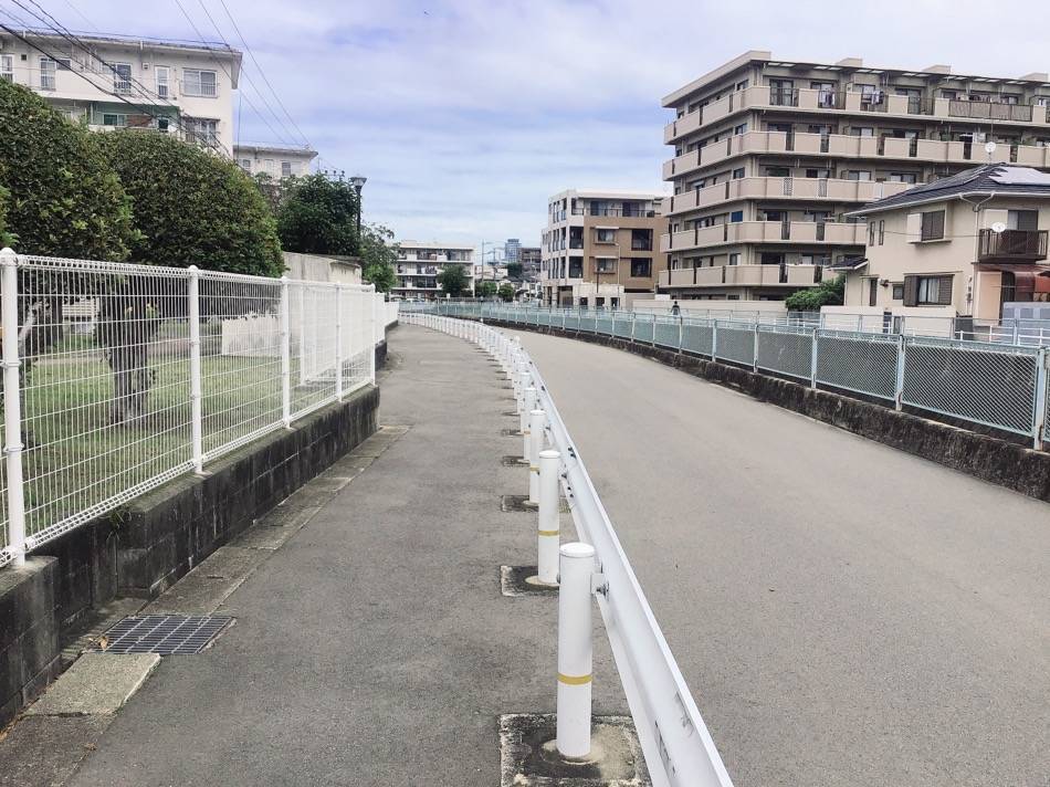 歩道橋を渡ったら再び川沿いの道へ