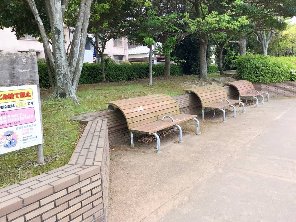 室見川沿いの遊歩道にあるベンチ