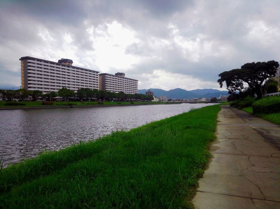 室見川西区側の遊歩道