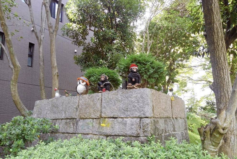 福岡市博物館を見つめる人形たち