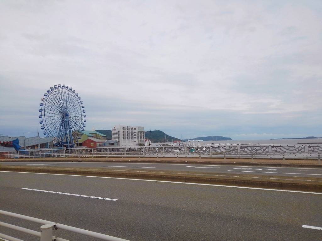 マリノアシティの観覧車と能古島