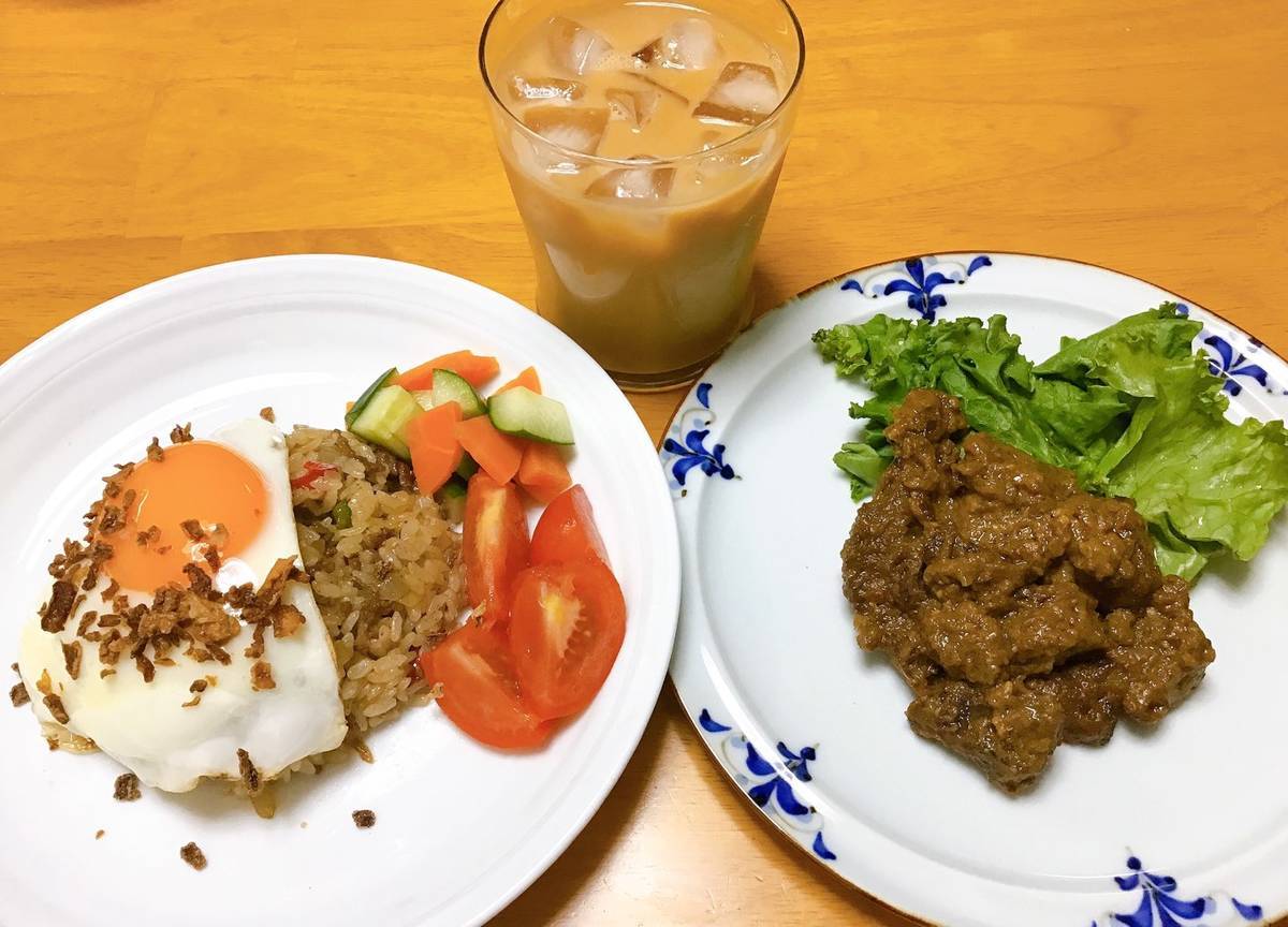 インドネシア料理　ナシゴレンとルンダン