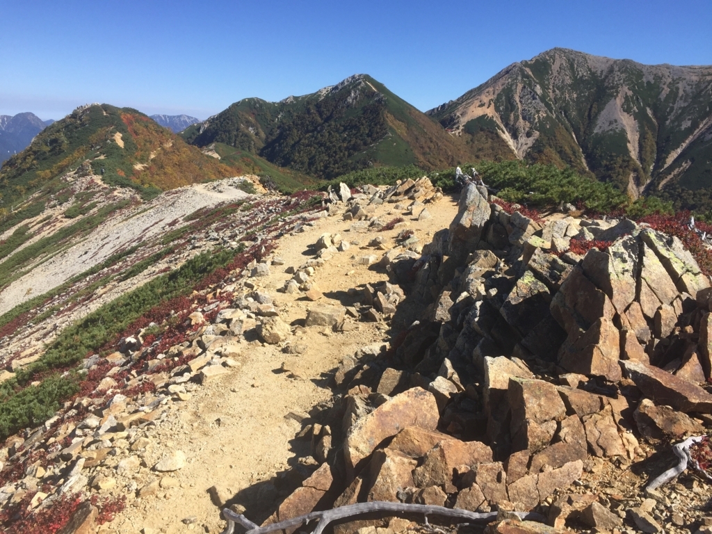 燕岳から大天井岳へ続く稜線。風化した花崗岩の白い砂と礫が登山道を覆っている