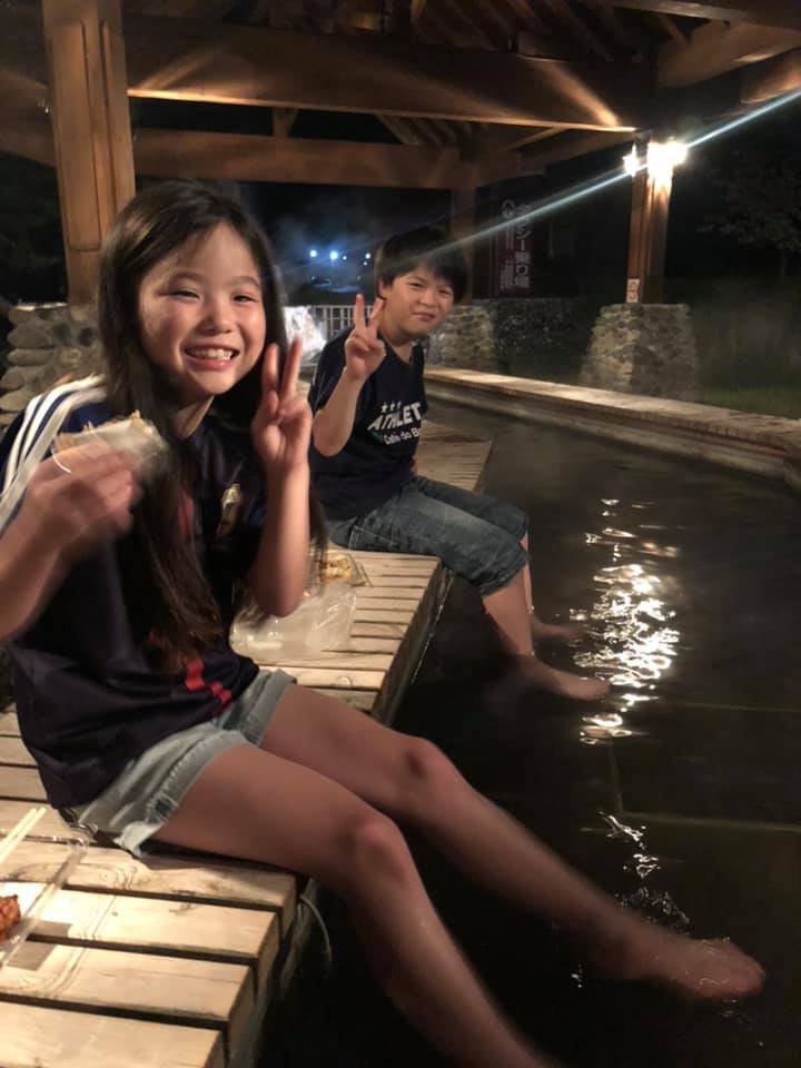 沢渡第2駐車場で足湯を堪能する子どもたち