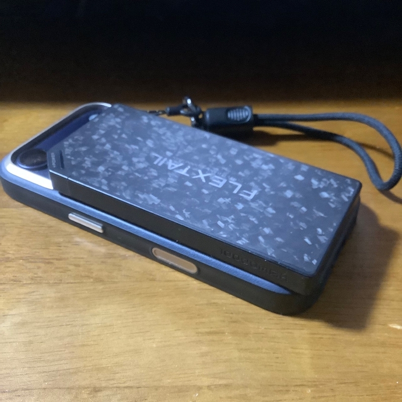 Flextail Zero Power 10000 iPhone横に立てかけた厚さ比較