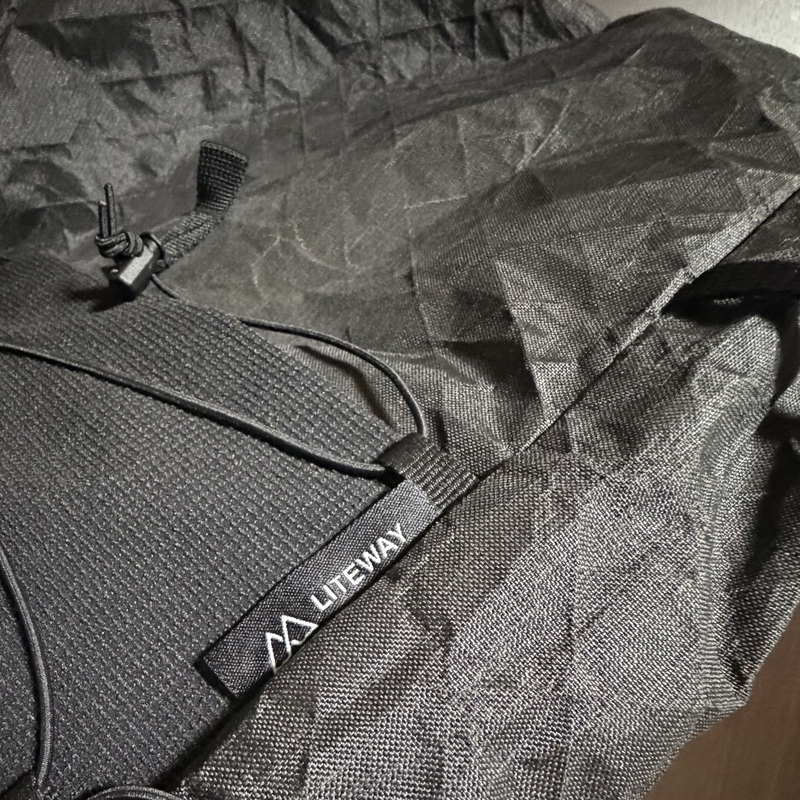 LITEWAY URBAN PRO PACK ULTRA 30L ショルダーストラップとロールトップのディテール