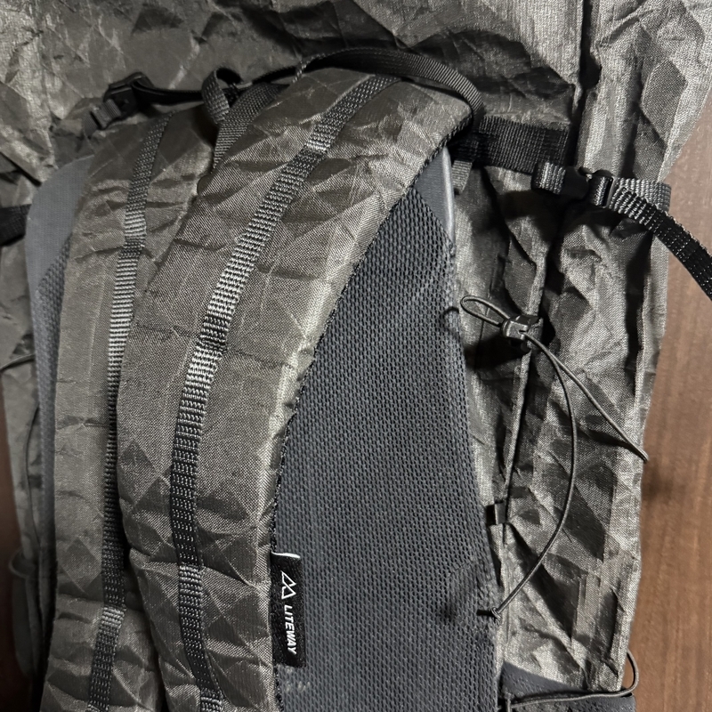LITEWAY URBAN PRO PACK ULTRA 30L バックパネルとハーネスのディテール