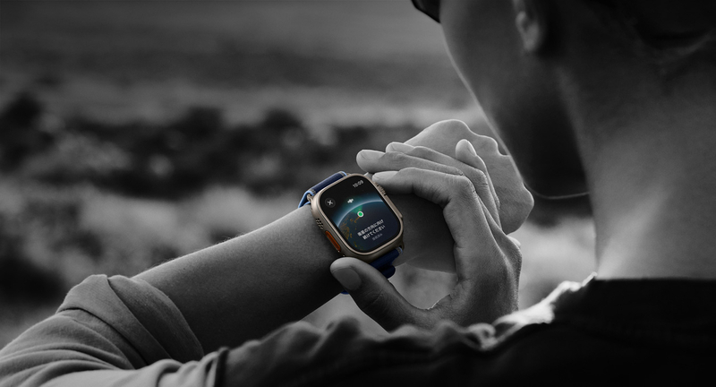 Apple Watch Ultra 3 を装着して登山する様子