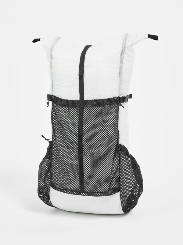 Trail Bum FAB ALUULA 正面 — Translucent Whiteが印象的な25-30L拡張パック