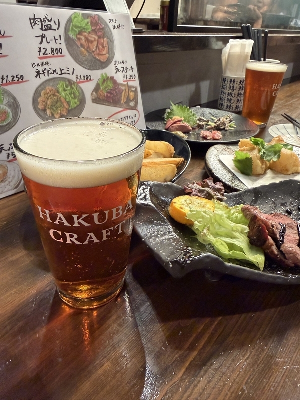 白馬駅前の店で飲んだHAKUBA CRAFTのビールと肉料理
