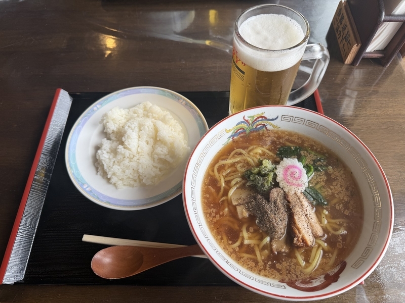 白馬山荘で頼んだラーメンとご飯と生ビール