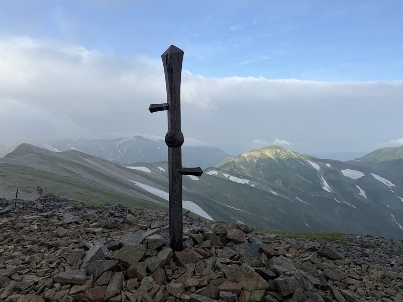 小蓮華山の山頂に立つ鉄剣