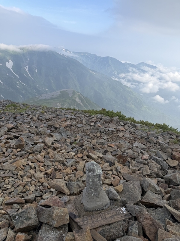 小蓮華山の山頂に残る石仏