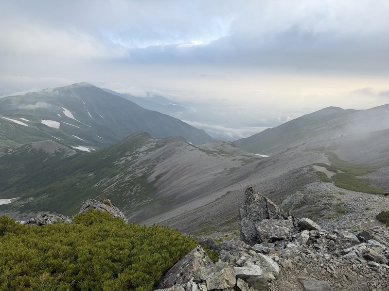 ガスが抜けた白馬岳から小蓮華山への稜線