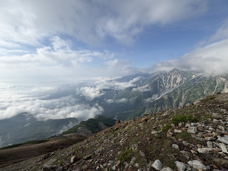 稜線から見た雲海と山並み