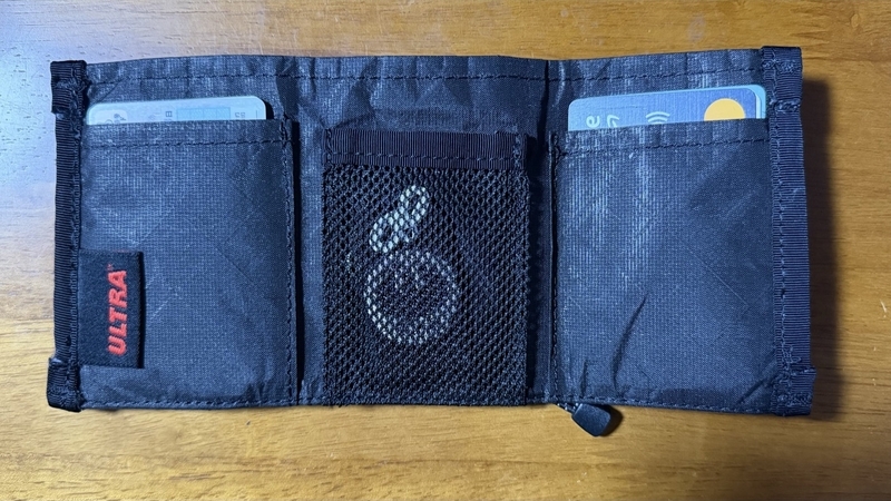 CRV MINIMAL WALLET ULTRA を開いた内側。左右のカードポケットと中央のメッシュポケット