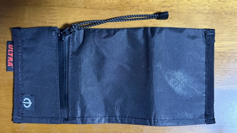 CRV MINIMAL WALLET ULTRA を開いた外側。ジッパーとゴムバンド