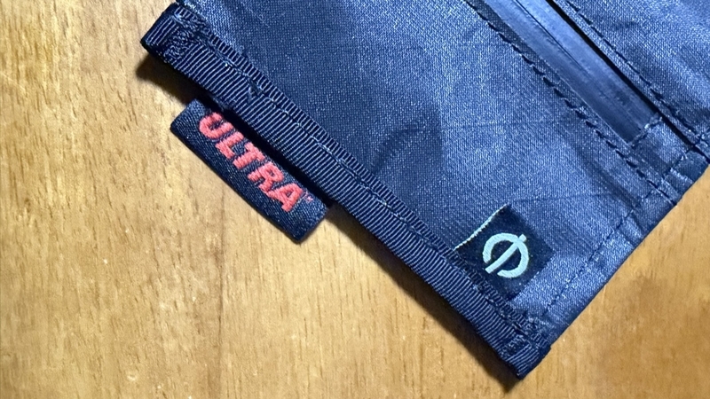 CRV MINIMAL WALLET ULTRA の赤いULTRAタグとCRVロゴタグ