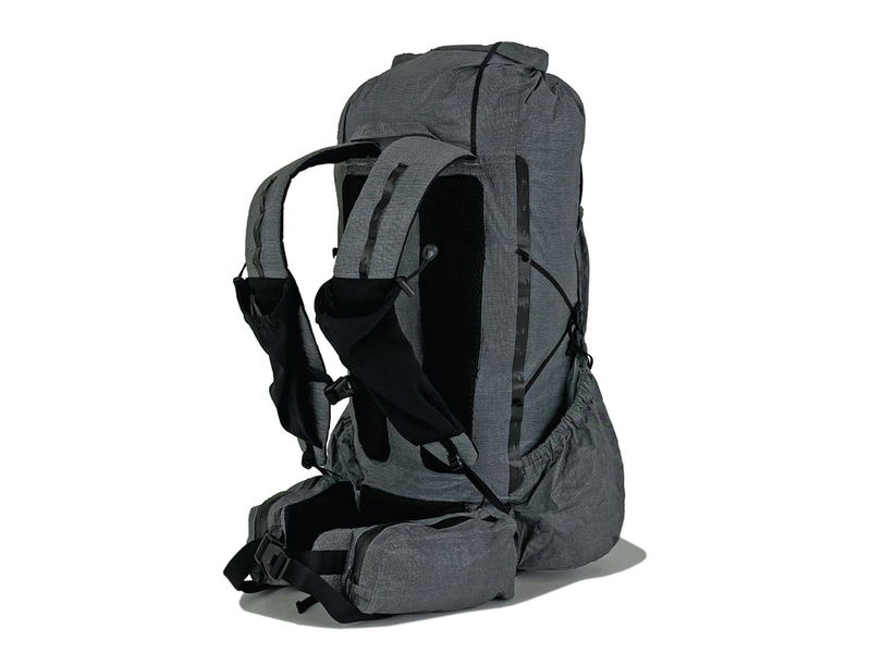 Durston Wapta 30 の背面。S字ショルダーストラップと縦2本のエアメッシュストリップ