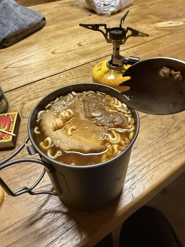 炊事場のテーブルで、チタンのカップに作った前泊の夕食