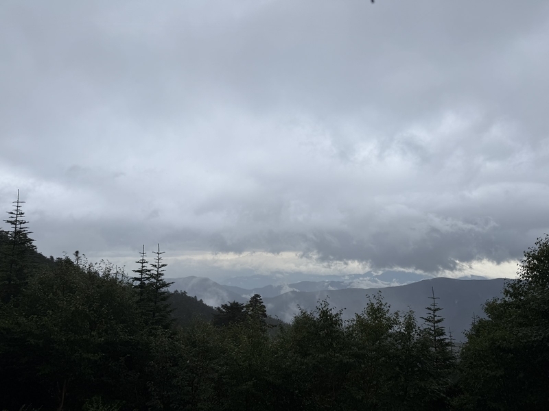 千枚小屋の前から見下ろした雲の下の山並み
