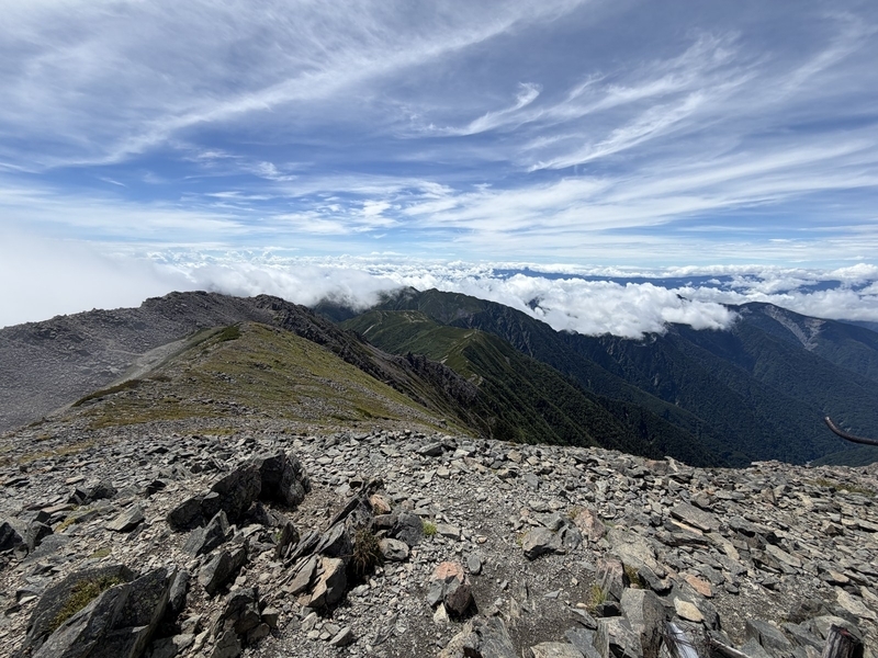 赤石岳山頂から南側。雲海の上に稜線が続く