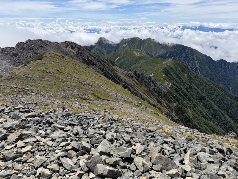 赤石岳山頂から北側。歩いてきた小赤石岳と荒川三山の稜線