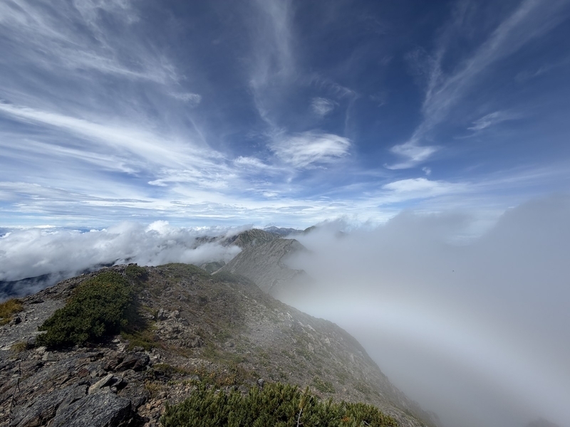 赤石岳山頂から見た滝雲。稜線を越えて雲が流れ落ちている