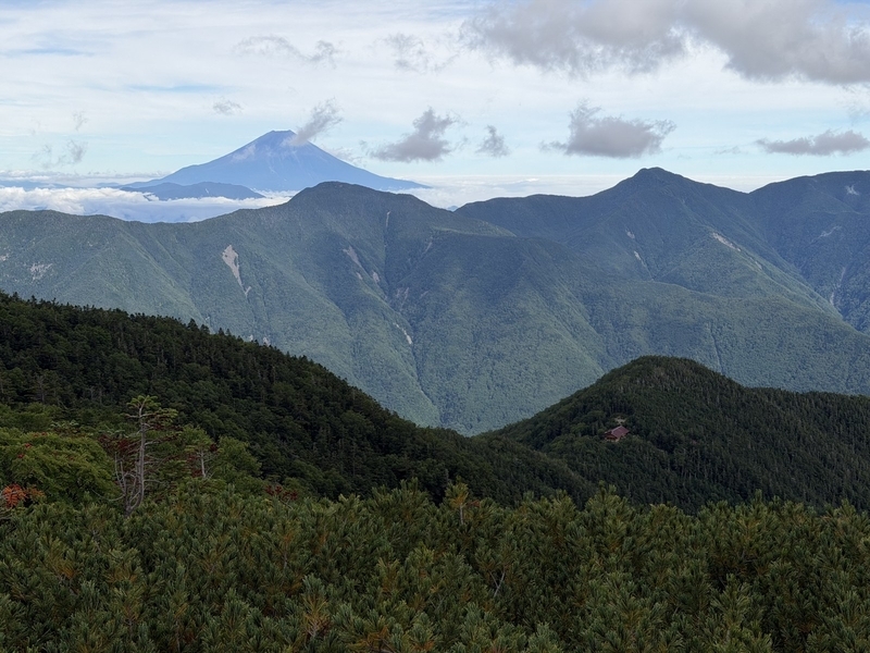富士見平から見た富士山。手前に南アルプスの緑の山並み、その奥に富士山