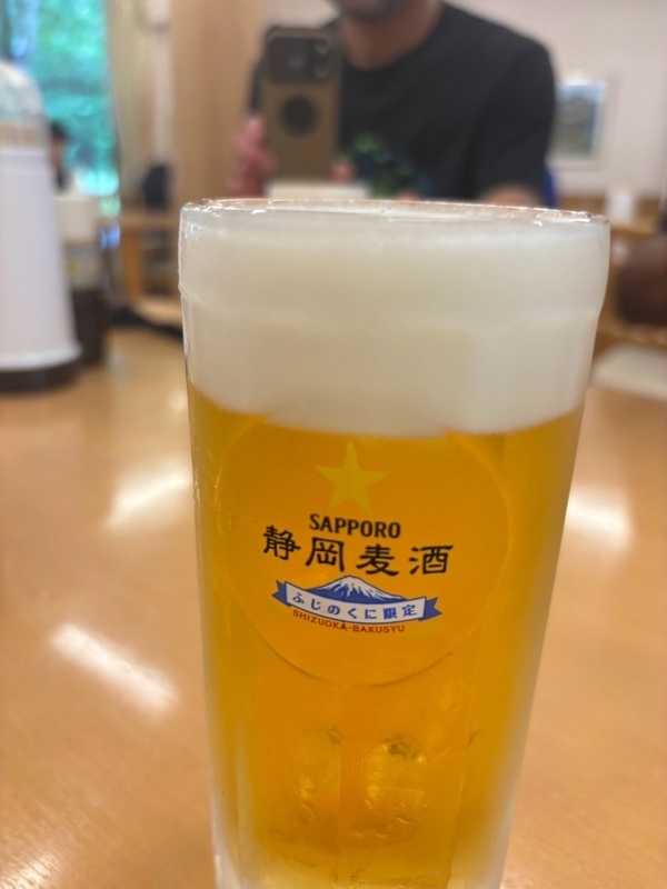 白樺荘の食堂で、静岡麦酒のジョッキ