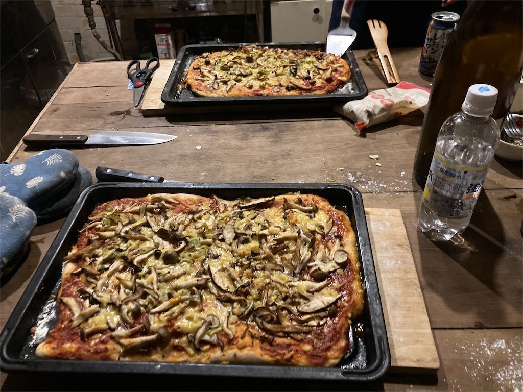 焼きあがったピザ!野菜とキノコの旨味たっぷりで最高に美味しい