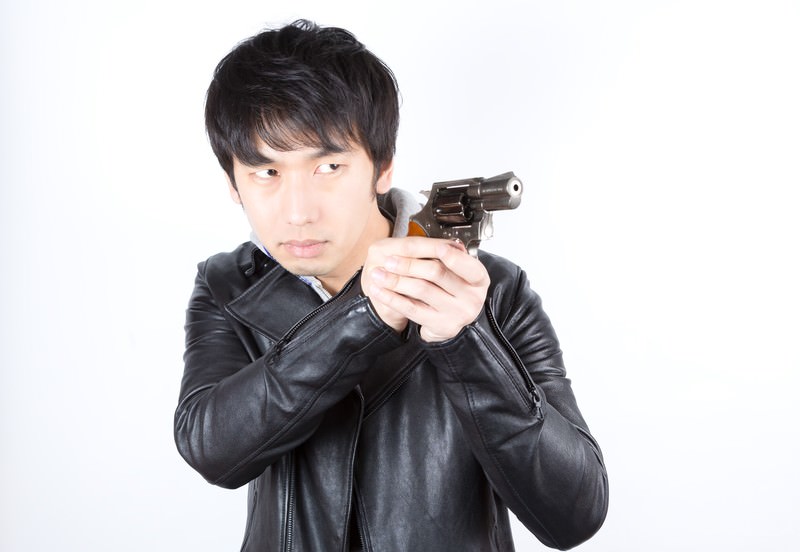 銃をスチャっと構える刑事風の男性