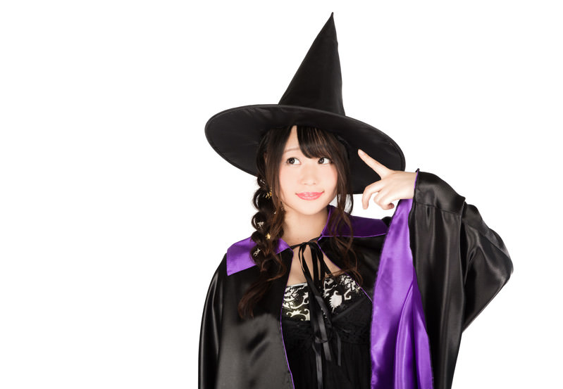 とんがり帽子をかぶった美人な魔女