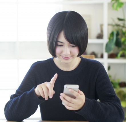 スマホで確認する女性