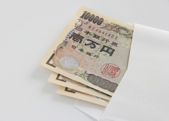 封筒に入った退職代行費用の３万円