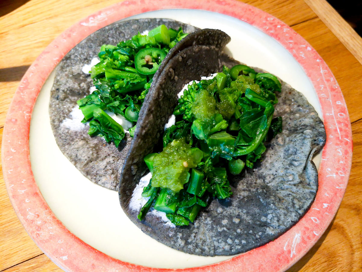 プレート1枚に2枚の小さなタコスが、半分に折られて載っている。