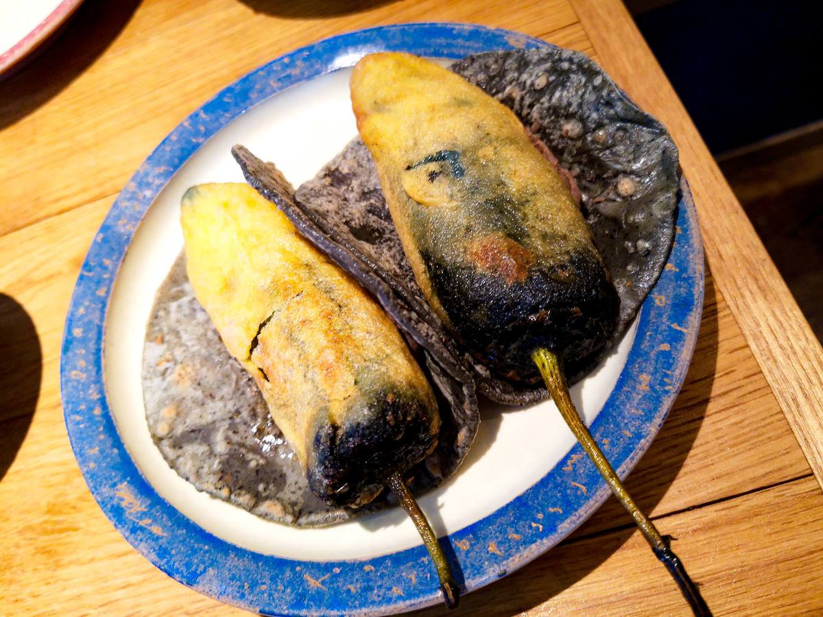 唐辛子の丸揚げがトルティーヤからはみでている。