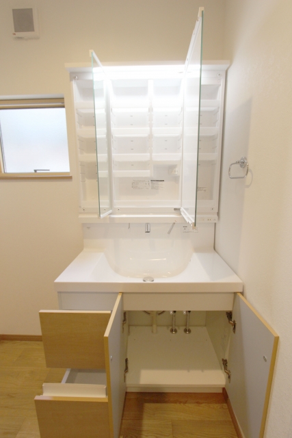 綺麗にメイクができない？シーンに合った照明を選ぼう！のイメージ