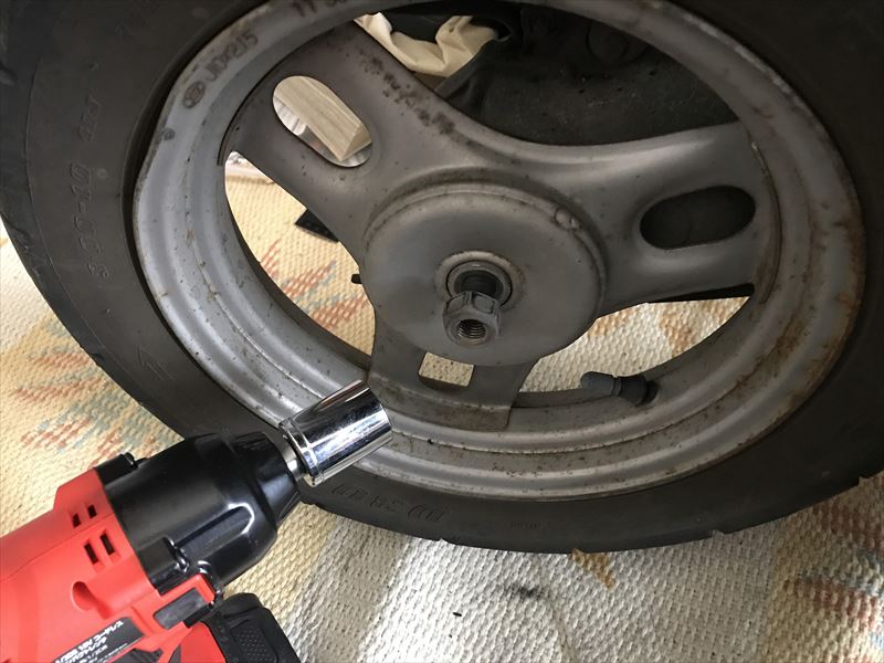 スーパーDioのリアホイール交換 - 乗ったり直したり