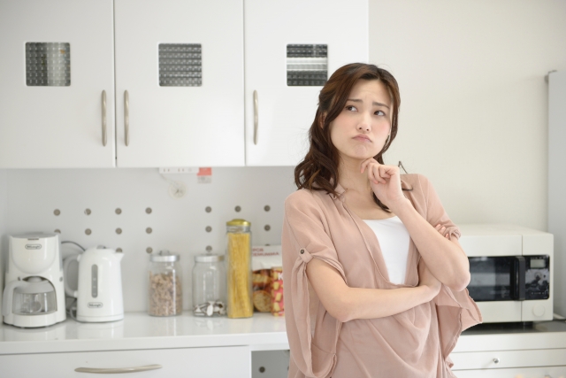 悩んでいる女性の画像