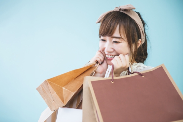 ショッピングする女性
