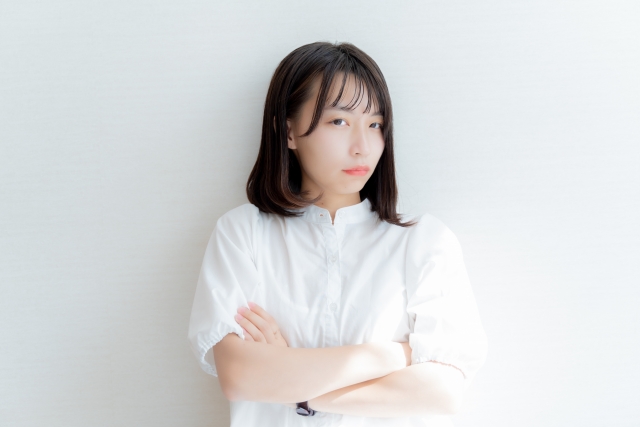 軽蔑の目を向ける女性の画像