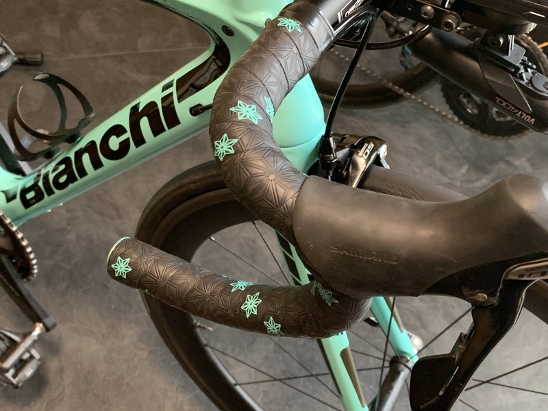 Bianchi Intenso ロードバイクのオーバーホール - 組み付け -バーテープ