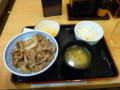 20100903の夕食。姫路駅構内の吉野屋。牛丼大盛り、味噌汁、コールスロ