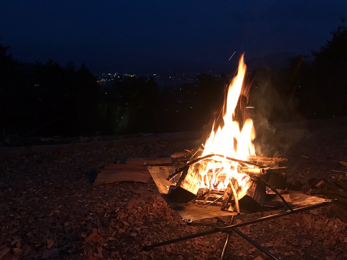 キャンプ 焚き火 焚き火台 炎 夜 薪 富士 河口湖