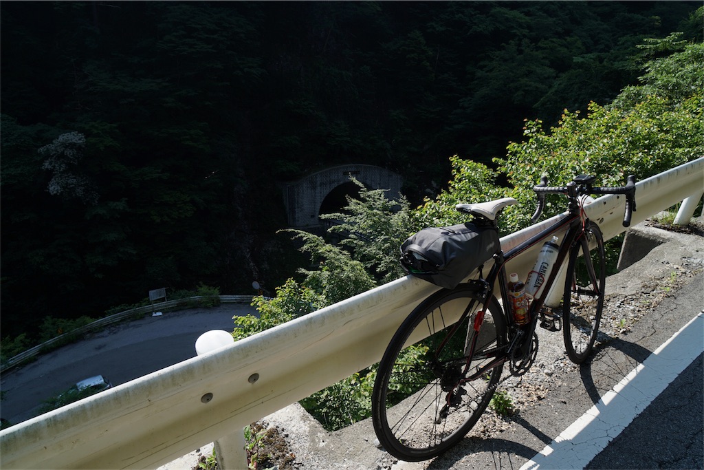 九十九折れから登ってきた道を見下ろす　出典：東京デスライド