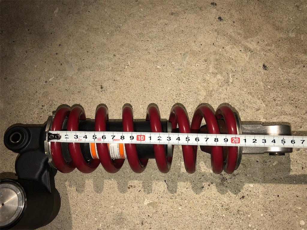 リアサスペンションのスプリングをアイバッハのスプリングに交換