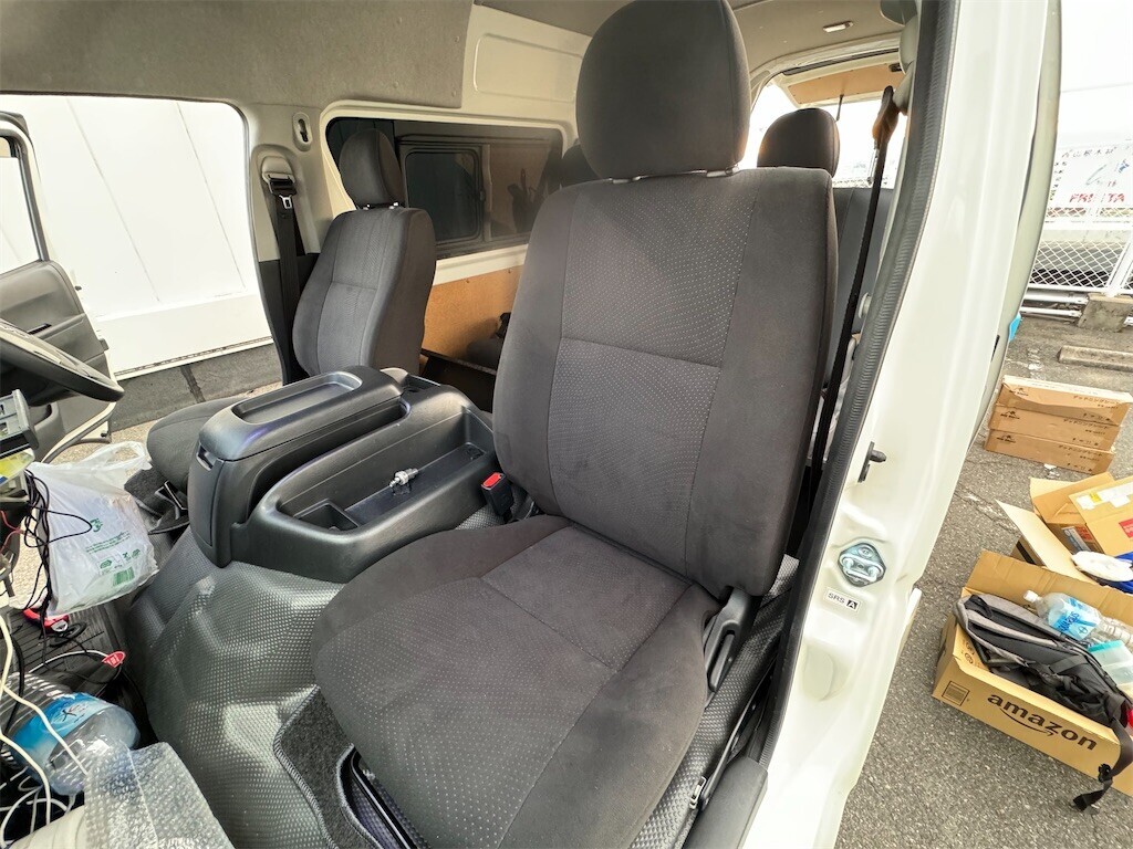 ハイエース 運転席と助手席をスーパーGLのシートに交換