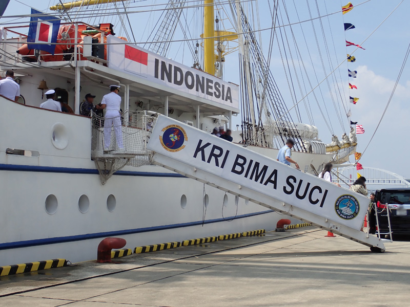 インドネシア海軍練習帆船「Bima Suci」艦艇一般公開 - 播磨の山々
