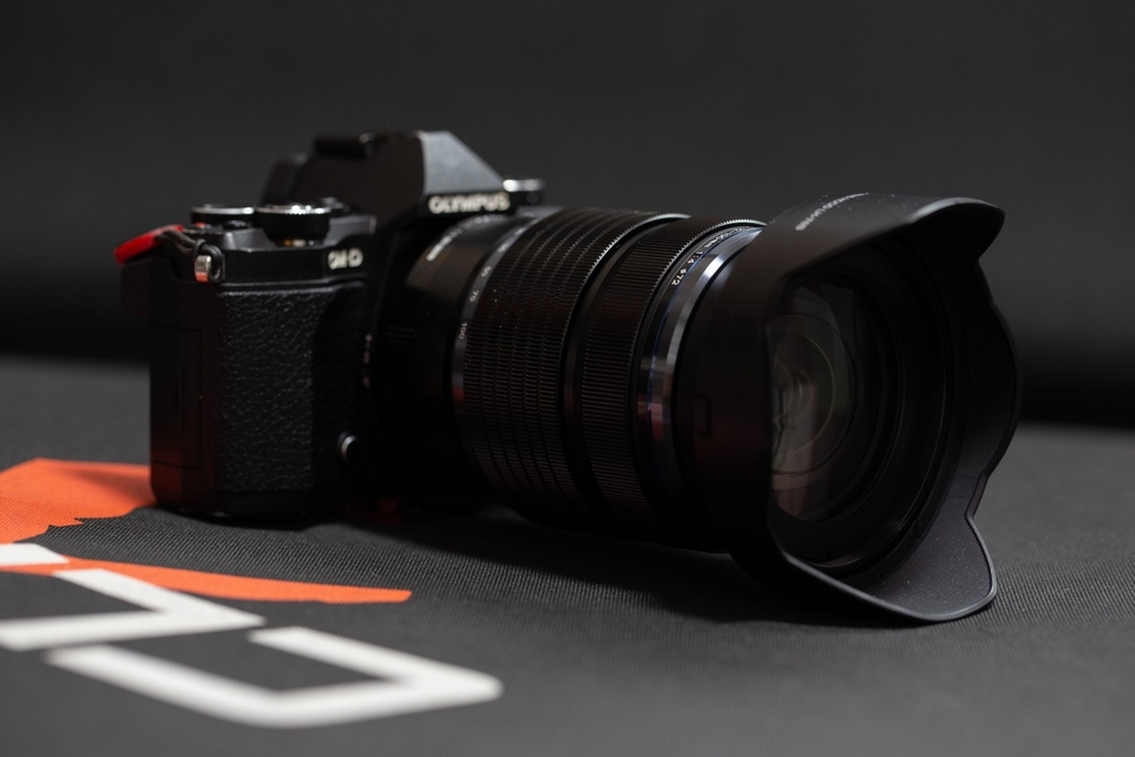 OLYMPUS M.ZUIKO 12-40mm f4.0 レンズ 2本のPRO標準ズーム、12-40mm F2.8 PROとどちらを選ぶ